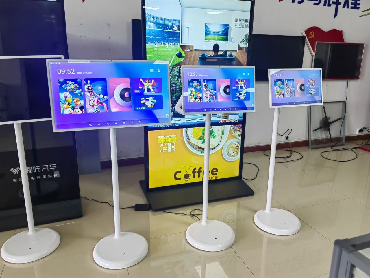  32inch Stand Digital Signage With Touch Screen Built-in Battery